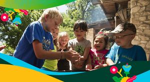 niños jugando y aprendiendo juntos