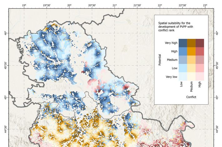 Map of Serbia indicating ideal areas for solar development in blue and areas that are not ideal for development in red.