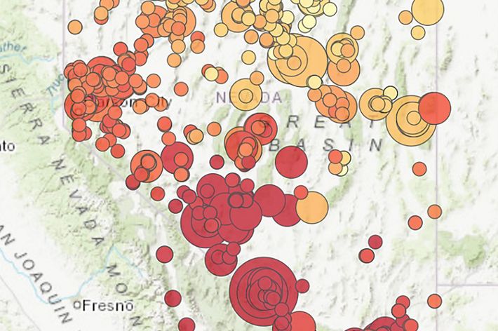 A map of Nevada showing the potential locations for renewable energy development on lands with former mines.