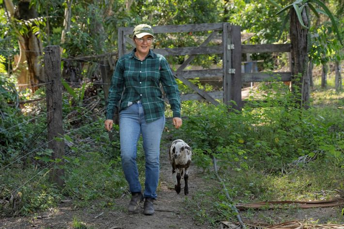 Maria Gorete caminhando com uma cabra.