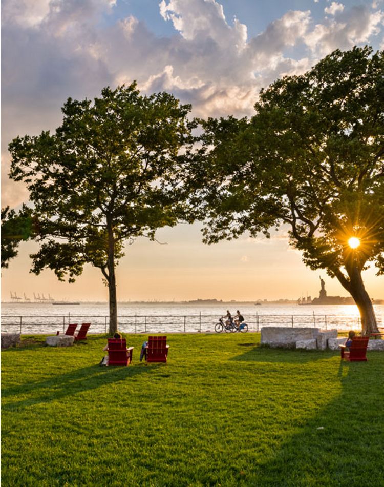 Vista del atardecer hacia la Estatua de la Libertad.