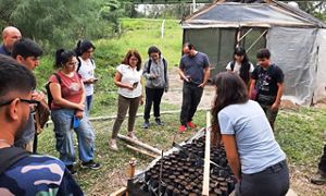 personas paradas al aire libre durante la capacitación a comunidades.