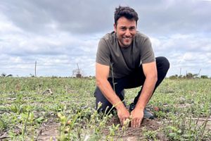 Imagen Mario Oertlinger, productor ganadero, sembrando un árbol. 