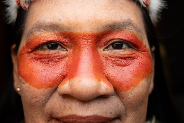 Rosto de uma mulher indígena equatoriana.