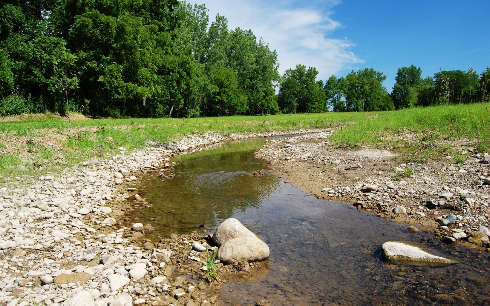 Big Darby Stream Restoration In 2011, TNC completed a 4-yr. project of restoring 7,000 feet of stream. A drainage ditch was restored to a meandering stream with improved aquatic habitat and water quality. © Anthony Sasson/TNC