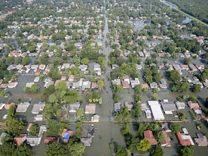 Una vista aérea de un barrio de Houston con el agua de las inundaciones alcanzando los tejados.