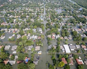 Una vista aérea de un barrio de Houston con el agua de las inundaciones alcanzando los tejados.
