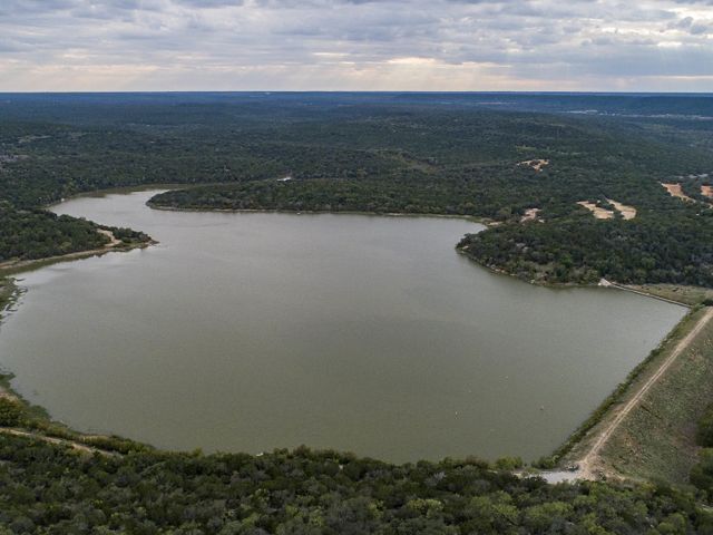 Vista aérea de un lago rodeado por bosques verdes.