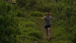 Mauro Salazar practicando trail running en un campo. 