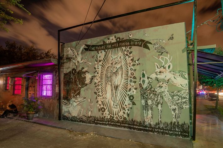 Un mural muestra una pantera y demás vida salvaje