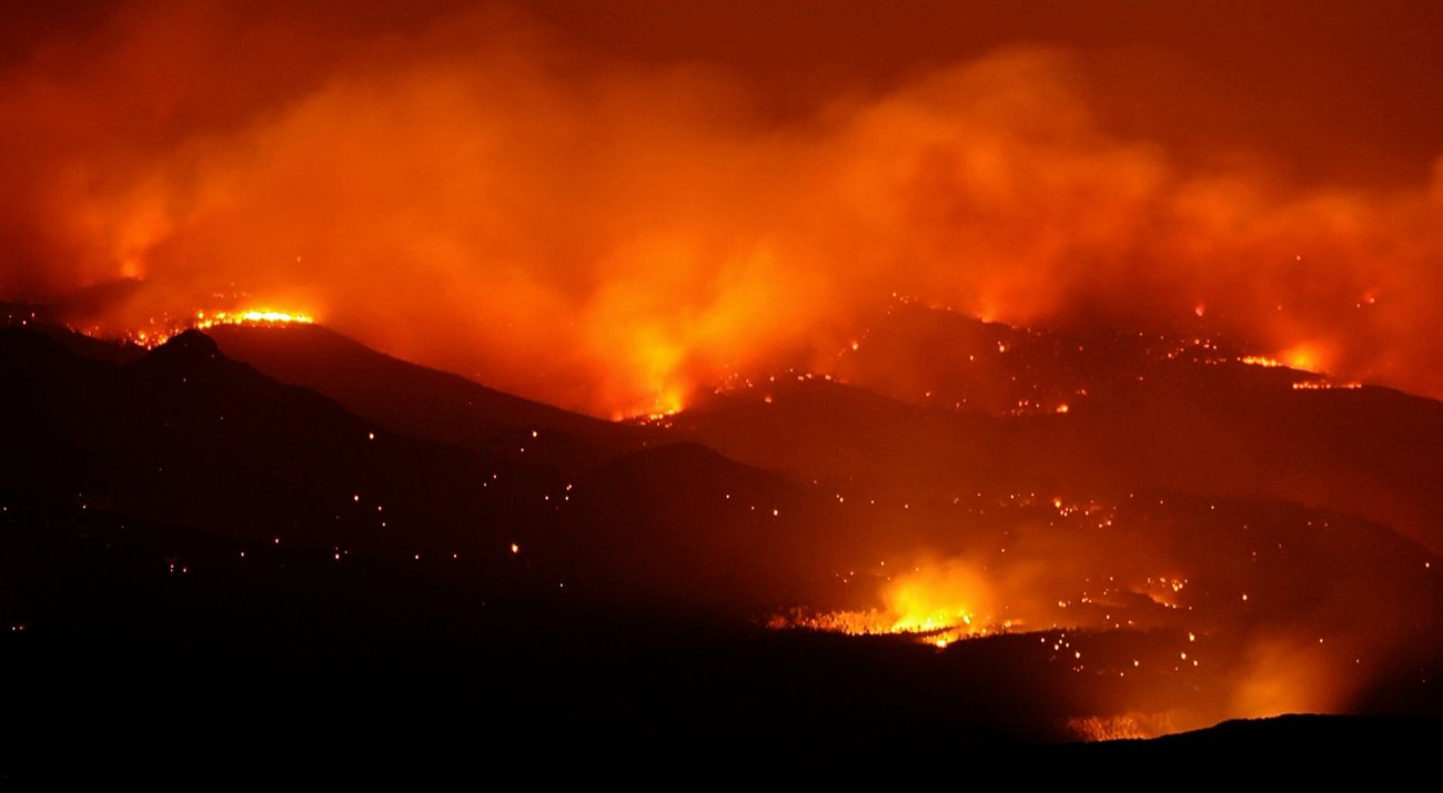 Nighttime photo of a wildfire in Las Conchas, New Mexico.