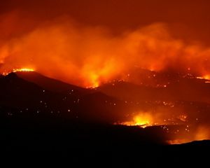 Nighttime photo of a wildfire in Las Conchas, New Mexico.