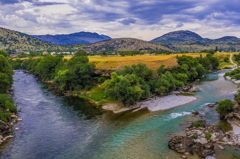 Los ríos Moraca y Zeta se unen en Montenegro.