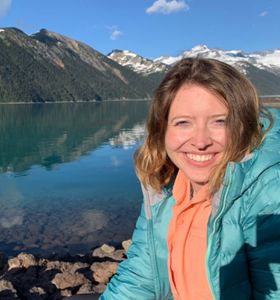 Brooke Atwell con un paisaje de fondo.