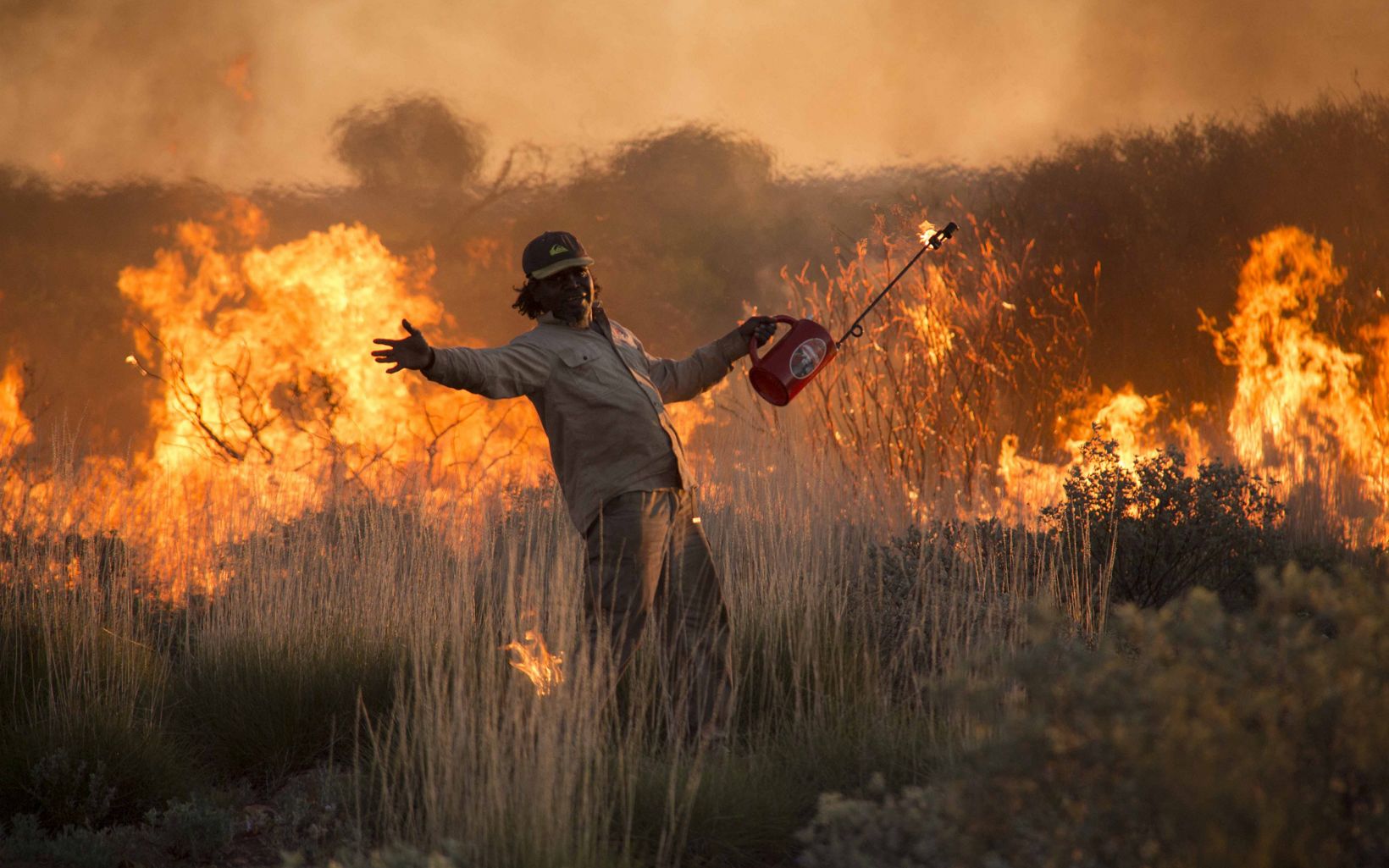Martu Ranger Burning spinifex grass in the Western Desert  © Kanyirninpa Jukurrpa