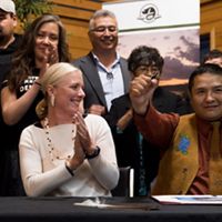 Minister of Environment Catherine McKenna and Chief Darryl Marlowe celebrate after signing agreements to establish Thaidene Nene, a new national park in Canada. On August 21, Łutsël K’é Dene First Nation signed Establishment Agreements with Parks Canada and the Government of the Northwest Territories that mark a historic milestone for Thaidene Nëné.