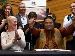 Minister of Environment Catherine McKenna and Chief Darryl Marlowe celebrate after signing agreements to establish Thaidene Nene, a new national park in Canada. On August 21, Łutsël K’é Dene First Nation signed Establishment Agreements with Parks Canada and the Government of the Northwest Territories that mark a historic milestone for Thaidene Nëné.