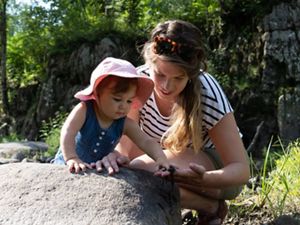 Molly Payne Wynne (directora del Programa de Agua Dulce para TNC en Maine) y su hija Clara inspeccionan rocas en el río Sheepscot.