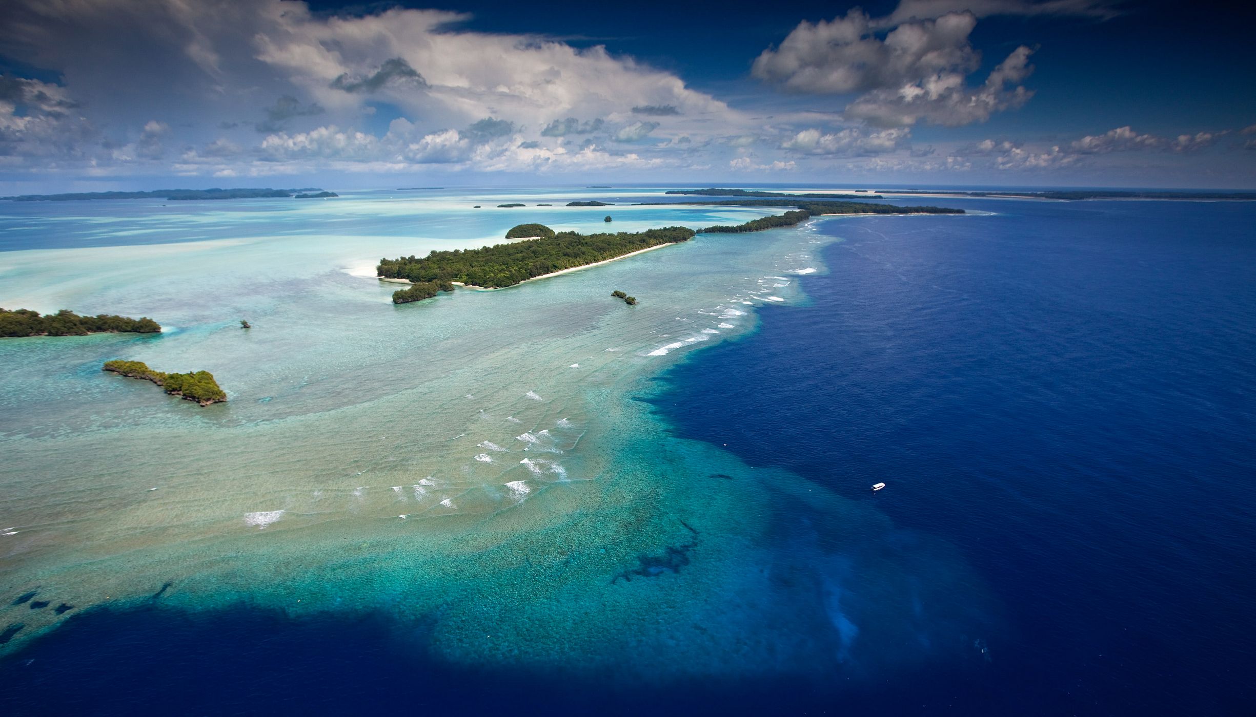 帛琉的「藍色珊瑚礁」和洛克群島珊瑚礁景色。