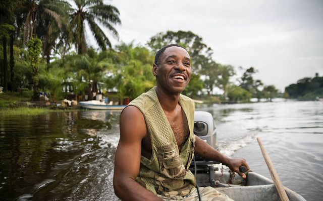 El líder comunitario Augustin Nzoghe pesca temprano en la mañana en el lago Oguemoue en Gabón.