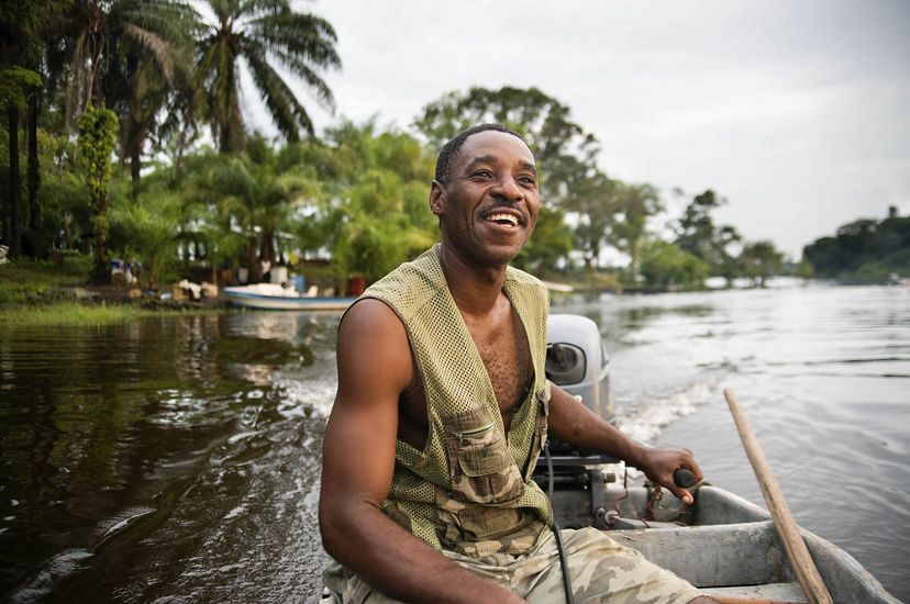 El líder comunitario Augustin Nzoghe pesca temprano en la mañana en el lago Oguemoue en Gabón.