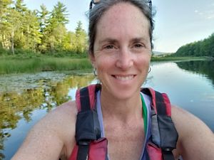 Samantha Horn, directora de Ciencia para TNC en Maine, navega en kayak en el arroyo Hopkins en Maine.