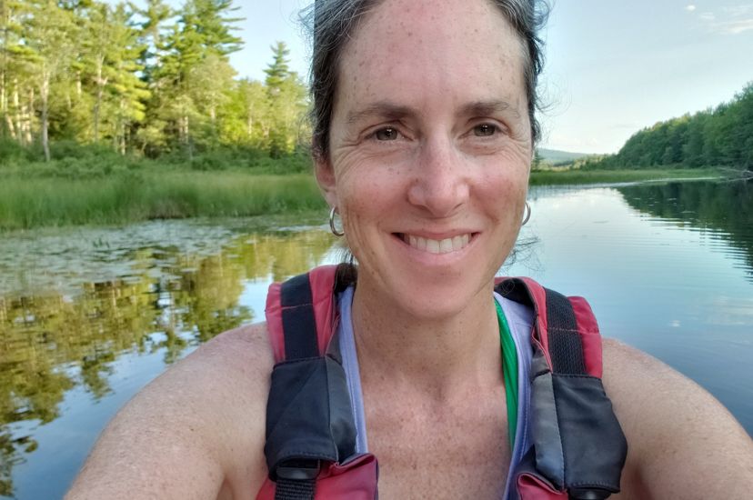 Samantha Horn, directora de Ciencia para TNC en Maine, navega en kayak en el arroyo Hopkins en Maine.