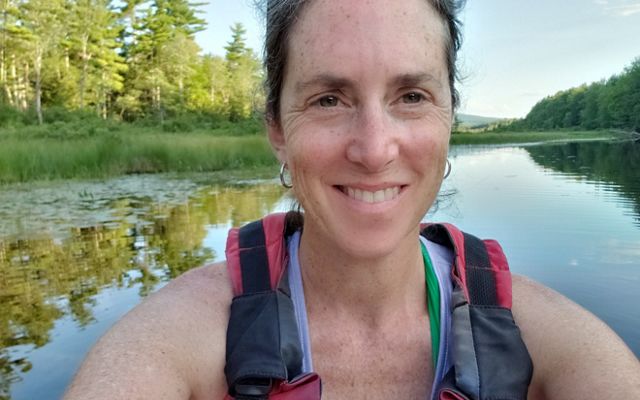 Samantha Horn, directora de Ciencia para TNC en Maine, navega en kayak en el arroyo Hopkins en Maine.