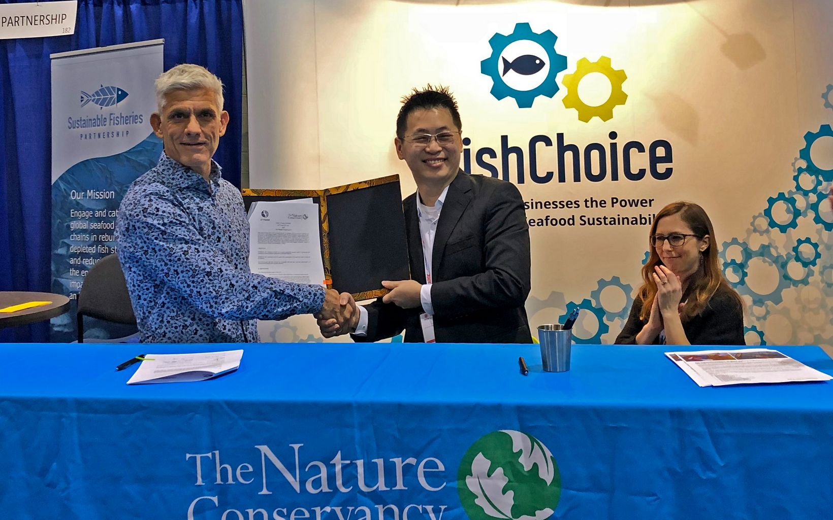 Signing for Snapper (From left) Peter Mous, Director of TNC Indonesia Fisheries Program with Sky Wong of LP Foods Pte Ltd. © TNC