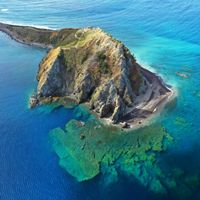 Imagen aérea de la costa de Dominica, mostrando arrecifes de coral