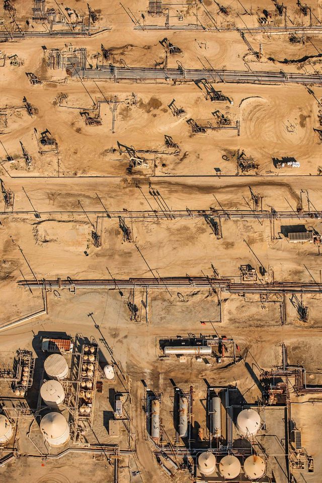 Vista aérea de una refinería de petróleo en el valle de San Joaquín, California.