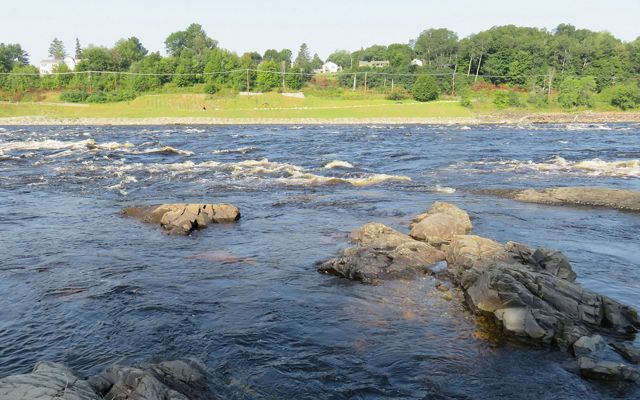 Image of river flowing. 