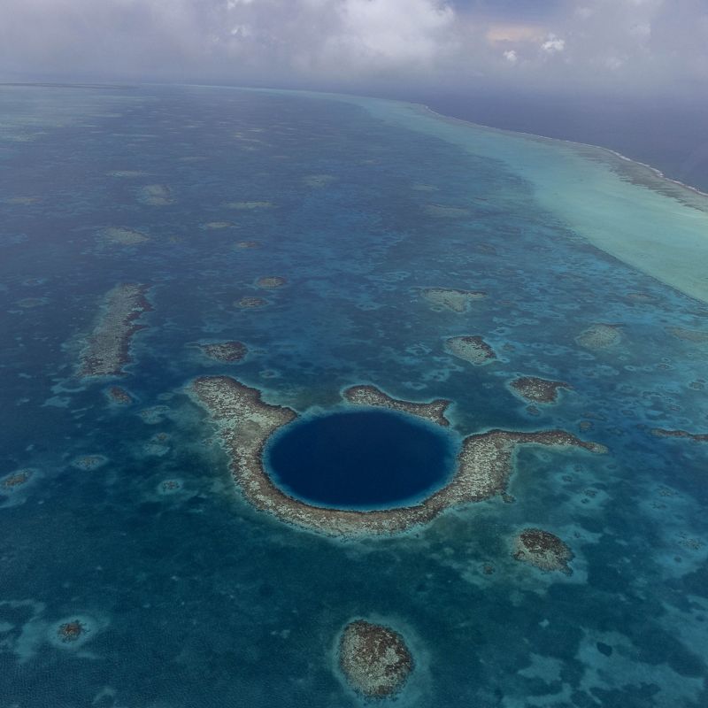 El Gran Agujero Azul es un círculo de un azul más oscuro frente a la costa de Belice.