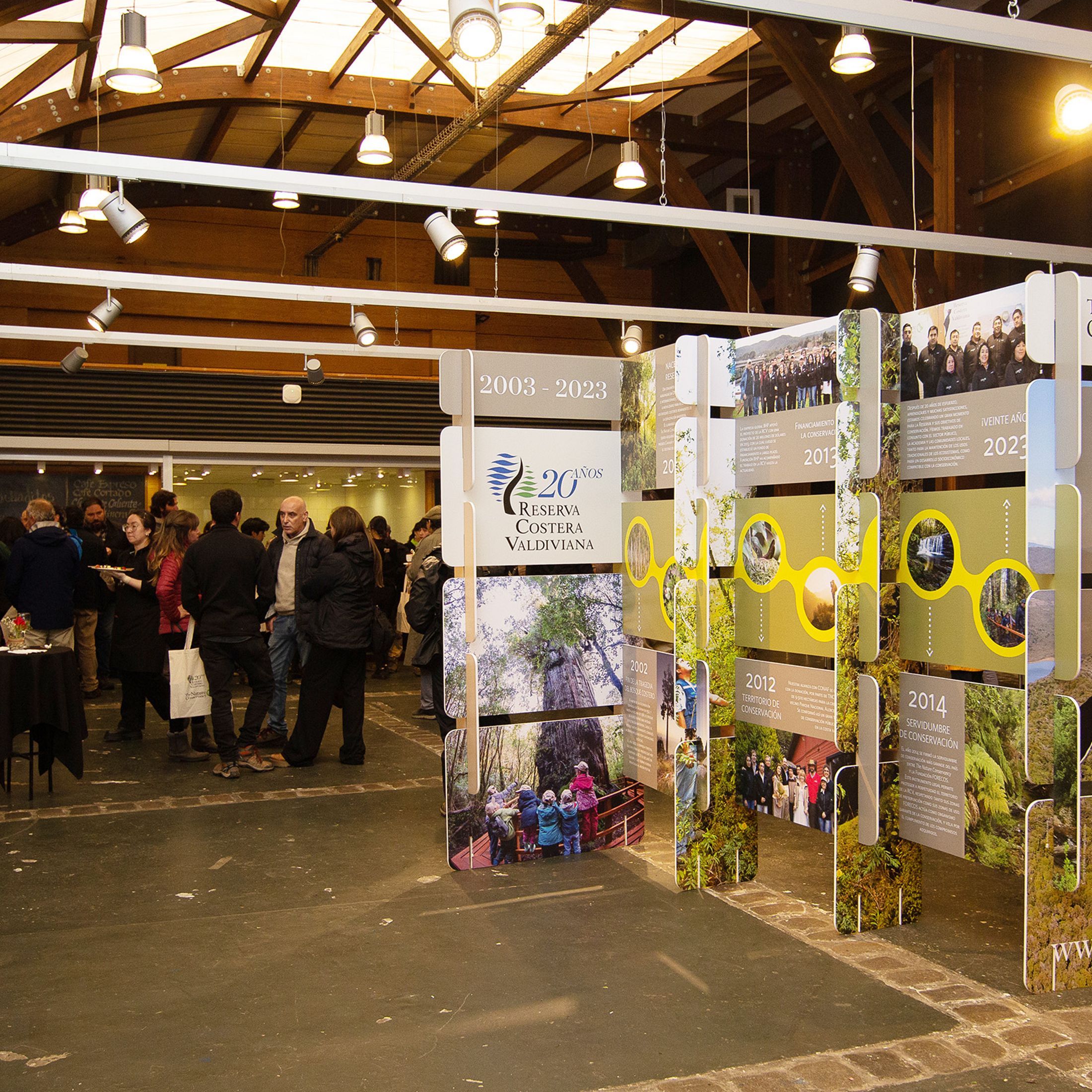 Expo itinerante por los 20 años de la Reserva Costera Valdiviana en CECS Valdivia, evento aniversario
