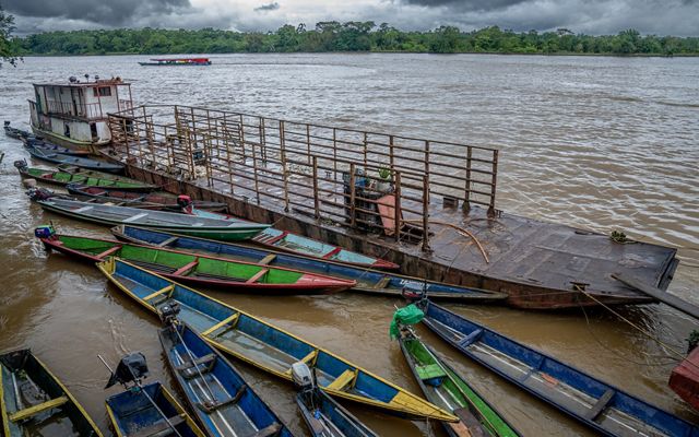 Coloridas canoas en el puerto de Solano.