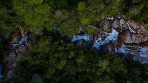Una perspectiva aérea de un río que excava su curso a través de un cañón rocoso.