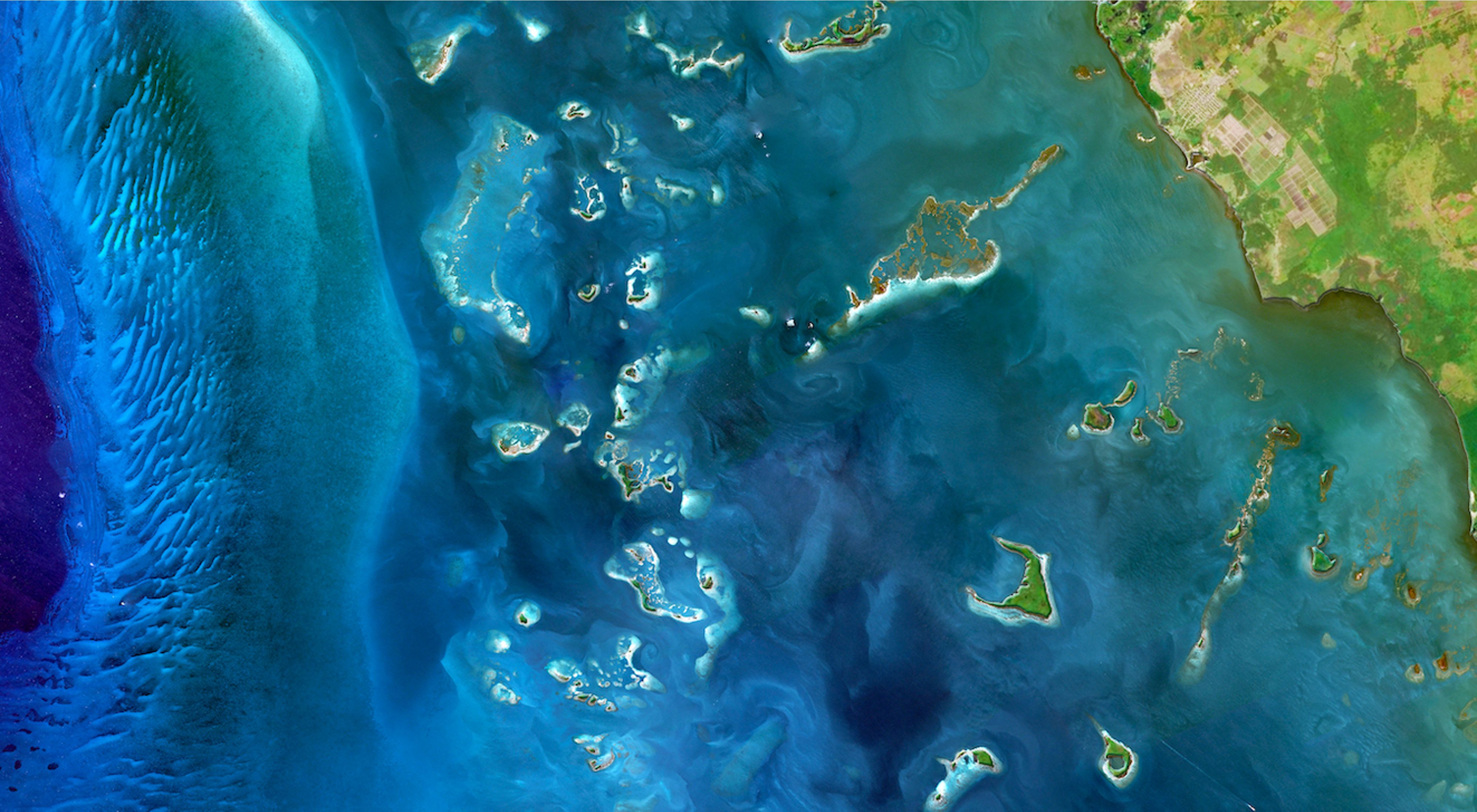 Imagen satelital de la costa y los arrecifes de coral en Jardines de la Reina, en Cuba
