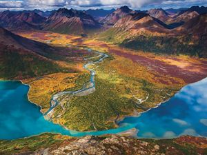 Vista aérea del Parque Estatal Wood-Tikchik de Alaska, el parque estatal más grande en los Estados Unidos con casi 640 000 hectáreas (1,6 millones de acres).