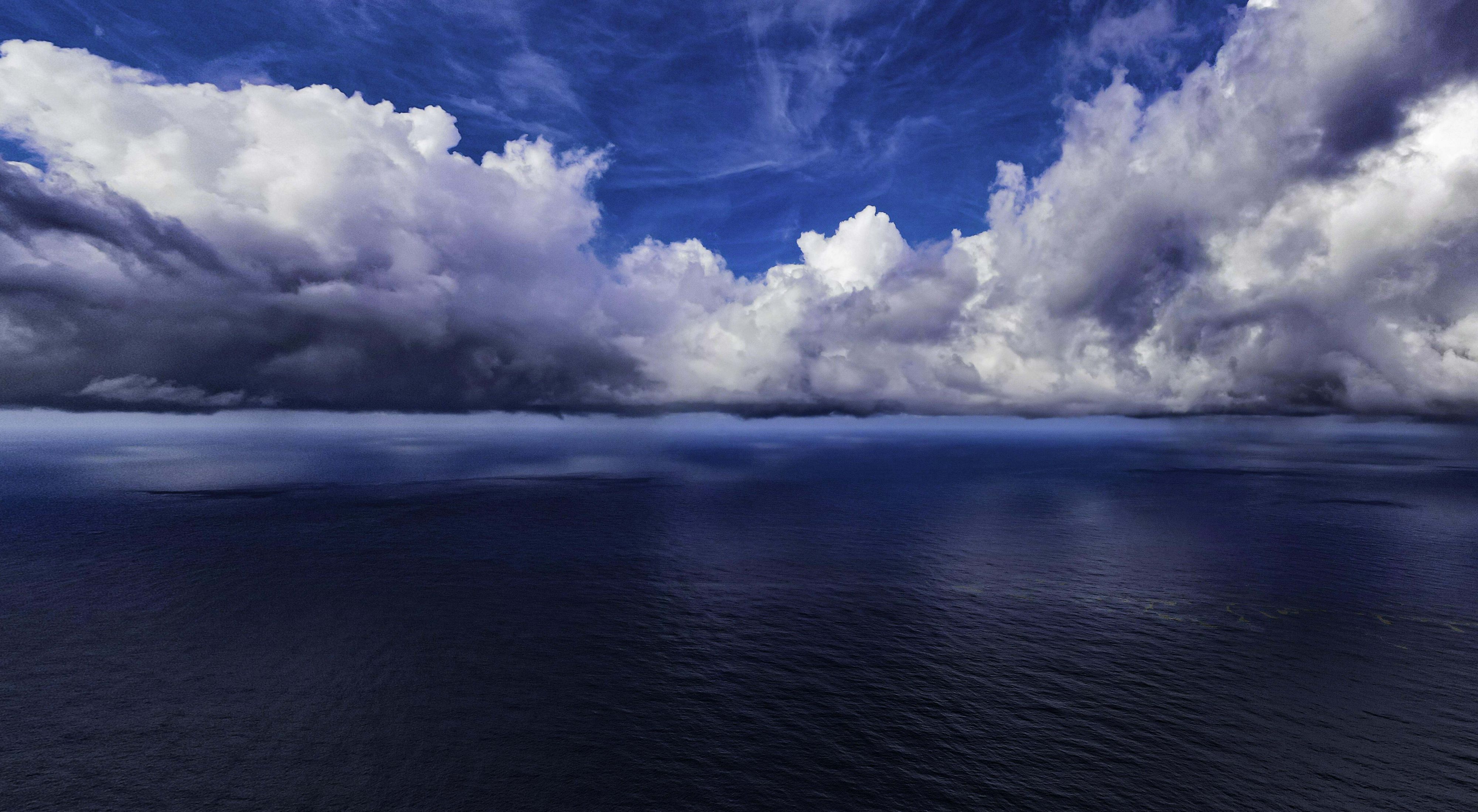 Horizonte del océano con nubes.