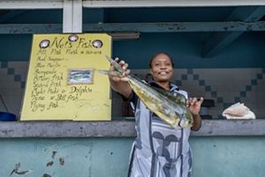 Foto de una mujer llamada Natalie junto a un menú.