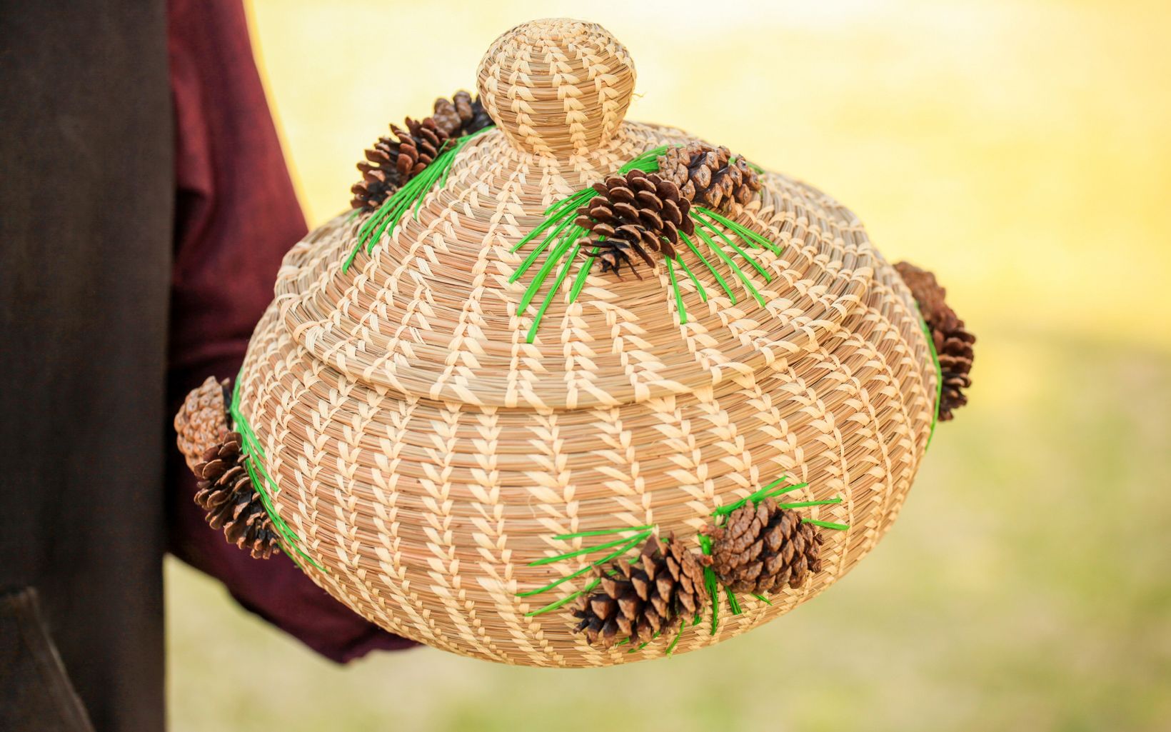 Detailed Designs Weavers create a geometric pattern using raffia and longleaf pine needles, sometimes adorning the finished baskets with colorful raffia and pinecones. © Claire Everett/TNC