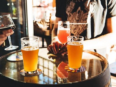 Variedad de cervezas sobre una mesa