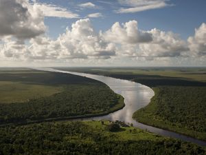 Vista aérea de rios na Amazônia e aldeia indígena.