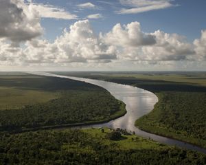 Vista aérea de rios na Amazônia e aldeia indígena.