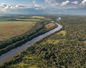 Vista de drone do Rio das Mortes limitando a fronteira da Terra Indígena São Marcos da etnia Xavante (à direita) e propriedade privada com pastagem (à esquerda)