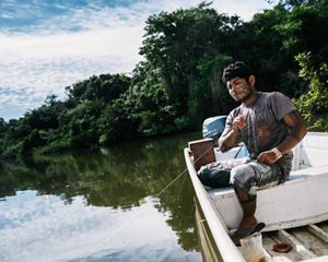 Indígena Xikrin pescando