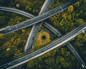Rodovia interestadual passa em meio de fragmentos florestais.