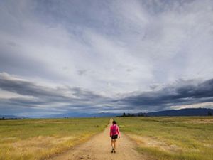 Mulher caminhando na trilha principal em Lower Table Rock, Oregon. 