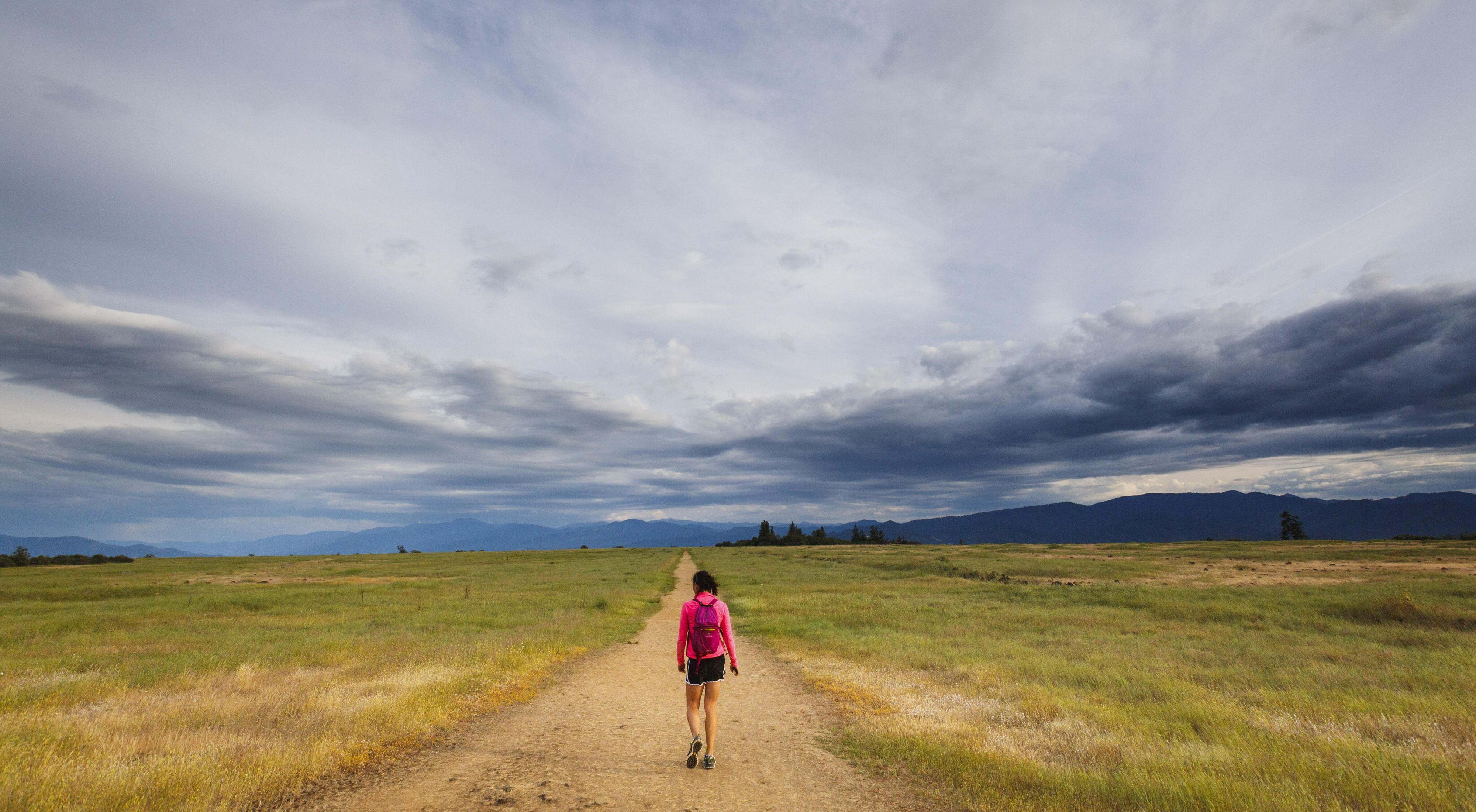 Mulher caminhando na trilha principal em Lower Table Rock, Oregon. A The Nature Conservancy comprou terras em Lower Table Rock há mais de trinta anos, criando nossa primeira reserva no Rogue Valley. A