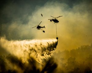 Nossos Salvadores // Em Tenerife, no dia 16 de agosto de 2023, foi declarado o maior incêndio da Espanha. Durante dias vimos as montanhas arderem atrás das nossas casas. Esta
